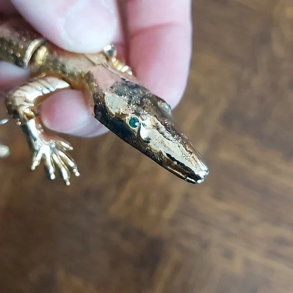 Unlabelled large gold tone articulated crocodile brooch w green eyes - Picture 2 of 4